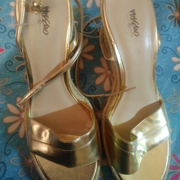 Mossimo gold tone wedge sz 9 shoes - Picture 1 of 4